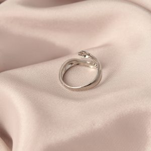 Ayarlamalı Gümüş Renk Metal Sarılan Eller Model Kadın Yüzük - Görsel 2