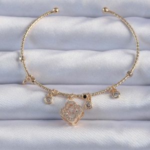 Pirinç Altın Renk Zirkon Taşlı Yonca Model Charm Bileklik - Görsel 1