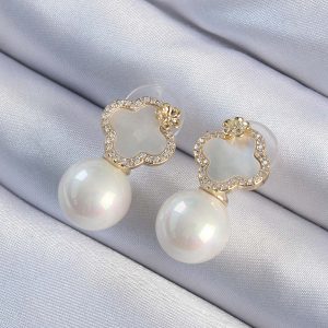 Pirinç Altın Renk Zirkon Taşlı Minimal Çiçek Tasarımlı Kadın Küpe - Görsel 1