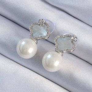 Pirinç Gümüş Renk Zirkon Taşlı Minimal Çiçek Tasarımlı Kadın Küpe - Görsel 1