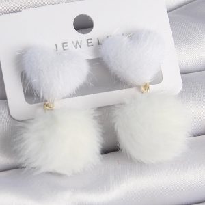 Beyaz Tüylü Kalp Ponpon Model Kadın Küpe - Görsel 1