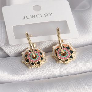 Pirinç Gold Renk Beyaz Siyahlı Renkli Motif Desenli Kadın Küpe - Görsel 1