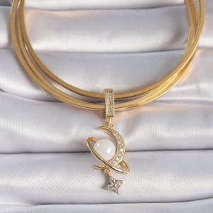 Pirinç Gold Renk Zirkon Taş Detaylı Hilal Model Sallantı İncili Ajda Charm - Görsel 2