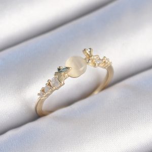Pirinç Gold Renk Zirkon Taşlı Beyaz Mineli Kelebek Detay Kadın Yüzük - Görsel 1
