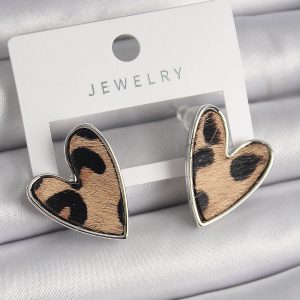 Pirinç Gümüş Renk Leopar Desenli Kalp Model Kadın Küpe - Görsel 1
