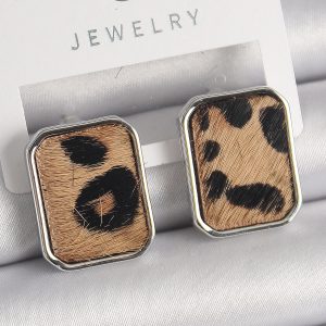 Pirinç Gümüş Renk Leopar Desenli Kare Model Kadın Küpe - Görsel 1