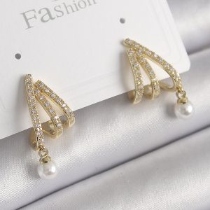 Pirinç Gold Renk Zirkon Taşlı Pençe Model İnci Detay Kadın Küpe - Görsel 1