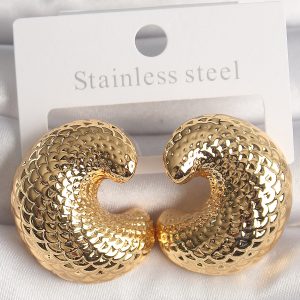 Pirinç Gold Renk Yılan Sırtı İşlemeli Yarım Halka Model Kadın Küpe - Görsel 1