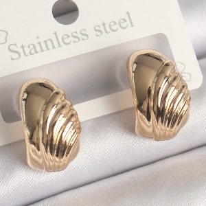 Pirinç Gold Renk İşleme Detaylı Yarım Halka Model Kadın Küpe - Görsel 1