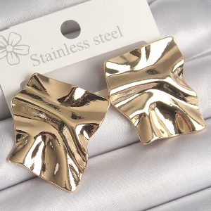 Pirinç Gold Renk İşlemeli Kare Plaka Model Kadın Küpe - Görsel 1