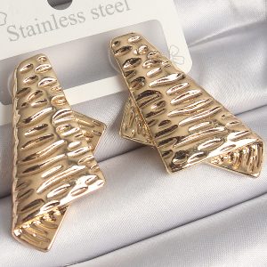 Pirinç Gold Renk İşleme Detaylı Katlanmış Kare Plaka Model Kadın Küpe - Görsel 1