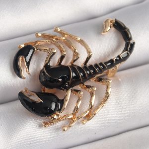 Pirinç Gold Renk Siyah Akrep Model Kadın Broş - Görsel 1
