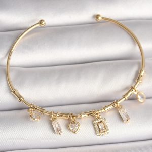 Pirinç Gold Renk Sallantı Zirkon Taşlı Kare Figür Kalp Detay Charm Kadın Bileklik - Görsel 1