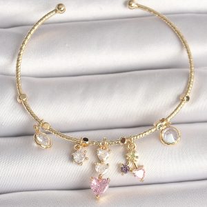 Pirinç Gold Renk Sallantı Zirkon Taşlı Kalp Figür Pembe Kalp Detay Charm Kadın Bileklik - Görsel 1