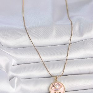 316L Çelik Gold Renk Zincir Pembe Çiçek İşlemeli İnci Detay Portre Model Kadın Kolye - Görsel 2