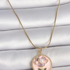 316L Çelik Gold Renk Zincir Pembe Çiçek İşlemeli İnci Detay Portre Model Kadın Kolye - Görsel 1