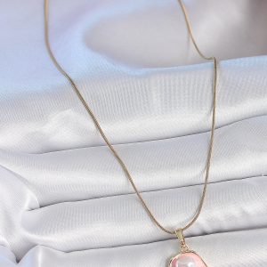 316L Çelik Gold Renk Zincir Pembe Çiçek İşlemeli İnci Detay Portre Model Kadın Kolye - Görsel 2