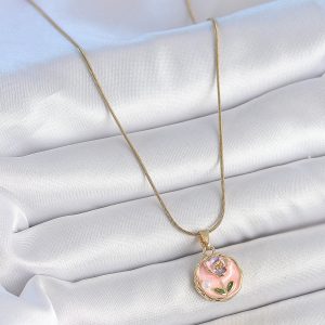 316L Çelik Gold Renk Zincir Pembe Minimal Çiçek İşlemeli İnci Detay Portre Model Kadın Kolye - Görsel 2
