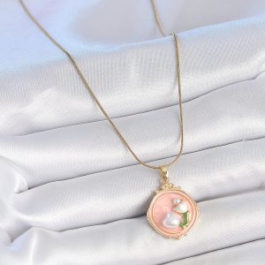 316L Çelik Gold Renk Zincir Pembe Mineli İncili Çiçek İşlemeli Portre Model Kadın Kolye - Görsel 2