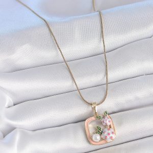 316L Çelik Gold Renk Zincir Pembe Mineli Kare Model Çiçek İşlemeli İnci Detay Kadın Kolye - Görsel 2