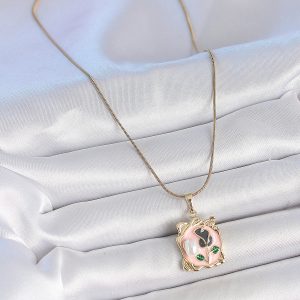 316L Çelik Gold Renk Zincir Pembe Mineli Çiçek İşlemli İnci Detay Portre Model Kadın Kolye - Görsel 2