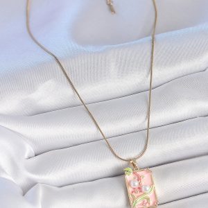 316L Çelik Gold Renk Zincir Pembe Mineli İncli Çiçek İşlemeli Portre Model Kadın Kolye - Görsel 2