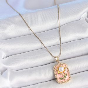 316L Çelik Gold Renk Zincir Pembe Mineli İncli Papatya Model Portre Model Kadın Kolye - Görsel 2