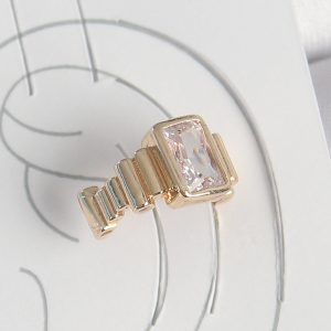 Pirinç Gold Renk Kare Zirkon Taşlı Kadın Kıkırdak Küpe - Görsel 1