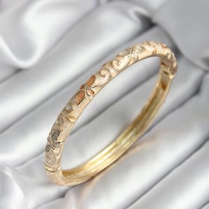 Mineli Pirinç Bej Çiçek Desenli Gold Renk Kadın Kelepçe (çap 60 mm) - Görsel 1