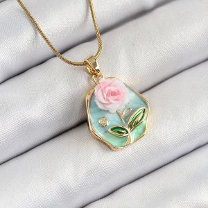 316L Çelik Zincir Zirkon Taşlı Pembe ve Yeşil Sanatsal Portre Gül Figürlü Beşgen Model Gold Renk Kadın Kolye - Görsel 1
