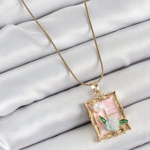 316L Çelik Zincir Pembe Sanatsal Portre İnci Detaylı Gül Figürlü Model Gold Renk Kadın Kolye - Görsel 2